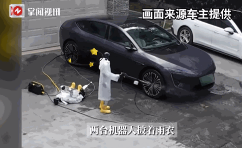 这不是智能，而是智障啊！近日，上海，一男子花几十万元购买了两个机器人，给它们穿上