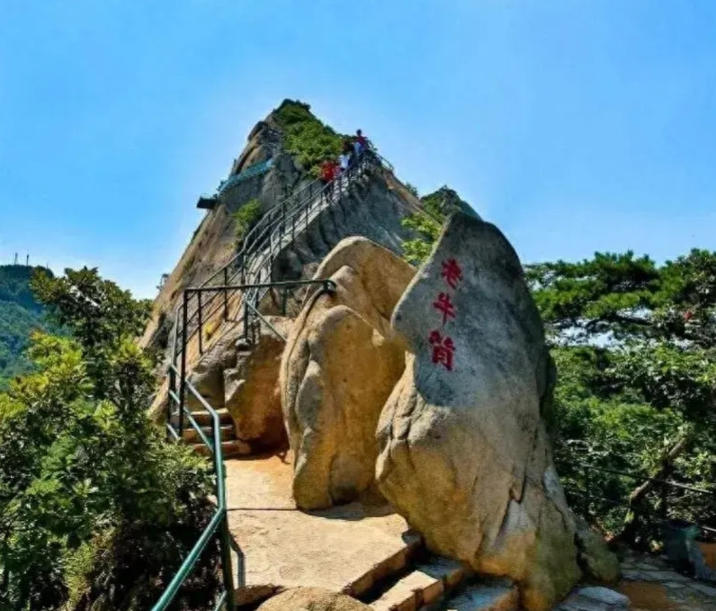 凤凰山景区坠崖身亡的游客家属向景区索赔了，这是公众早有预料的结果。然而，不作死就