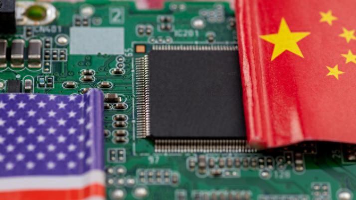 俄媒：中国打掉了美国的傲气。俄媒认为，中国一面宣布对美国进口芯片反倾销调查，一面