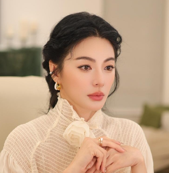 张雨绮冲上热搜网友都在讨论她“装死式”直播，没想到更大的麻烦还在后面，这到底怎