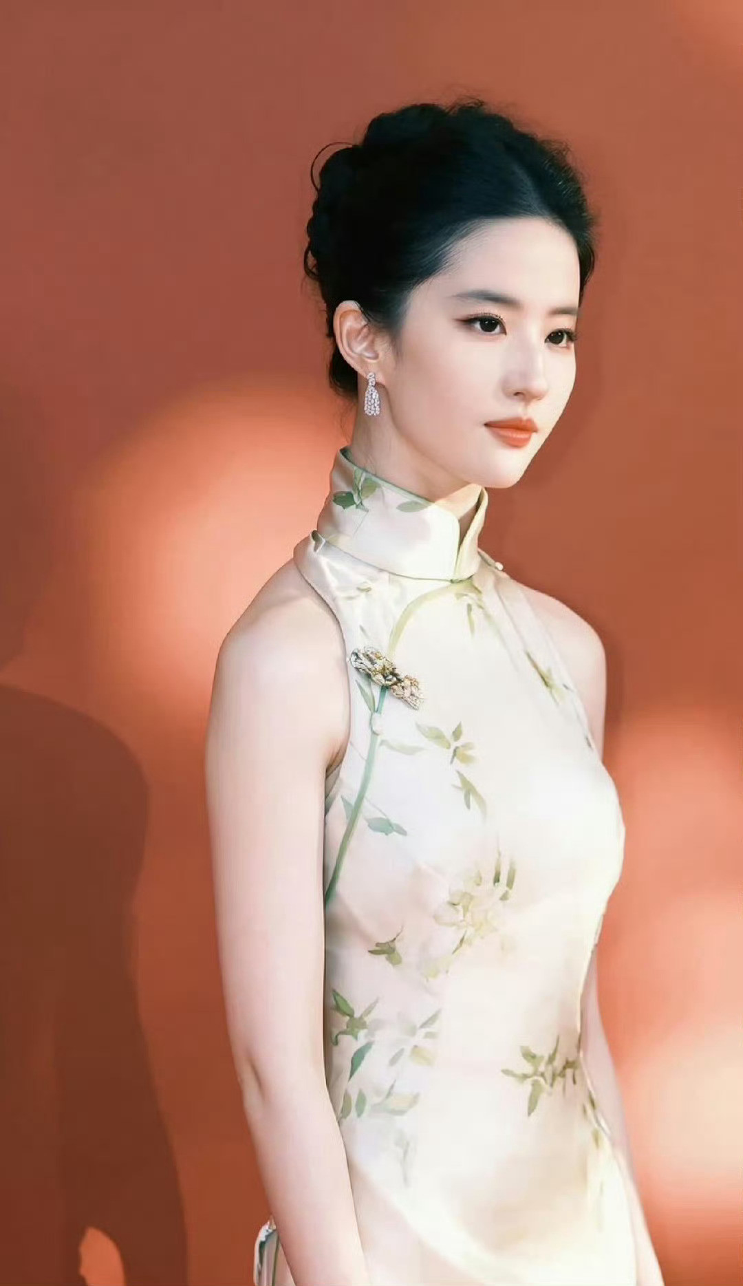 惊艳全场！刘亦菲身着浅金提花旗袍，诠释古典与现代交融的极致美​​​