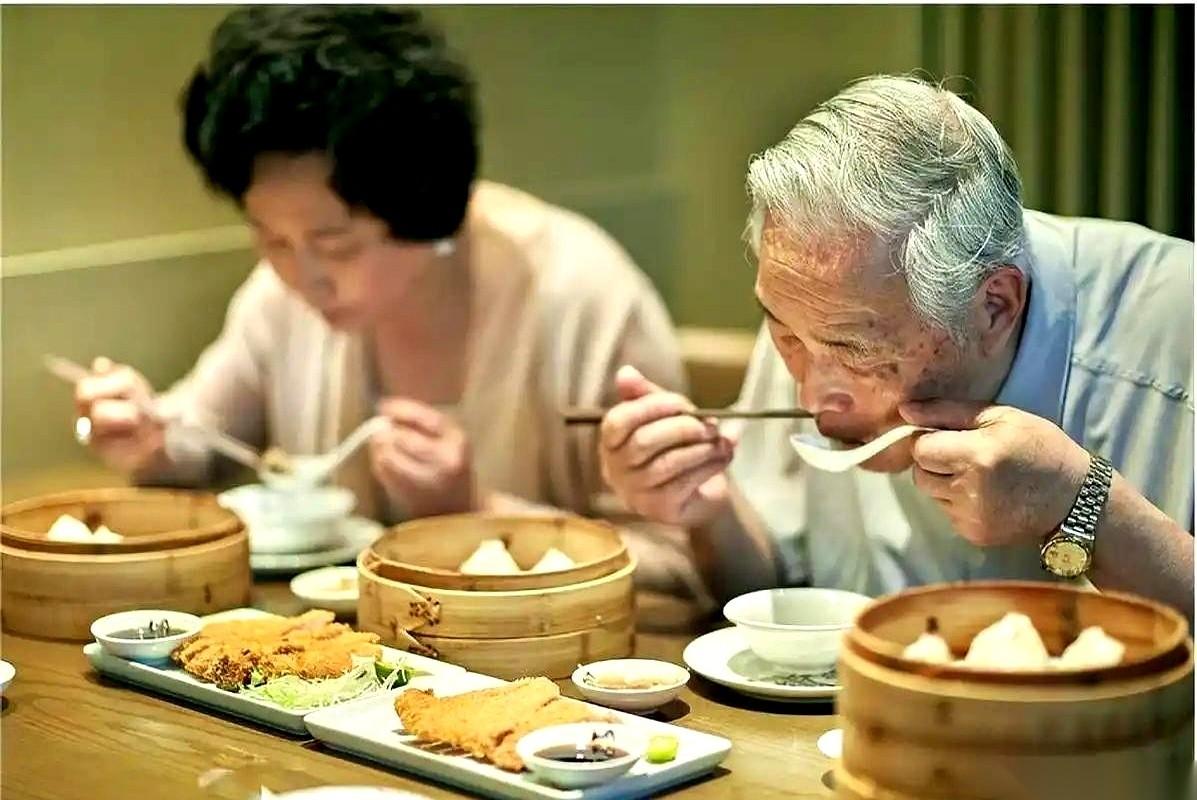 医生看到很多人的早餐单子，我估计心都凉了半截。油条配豆浆。奶茶加蛋糕。速溶