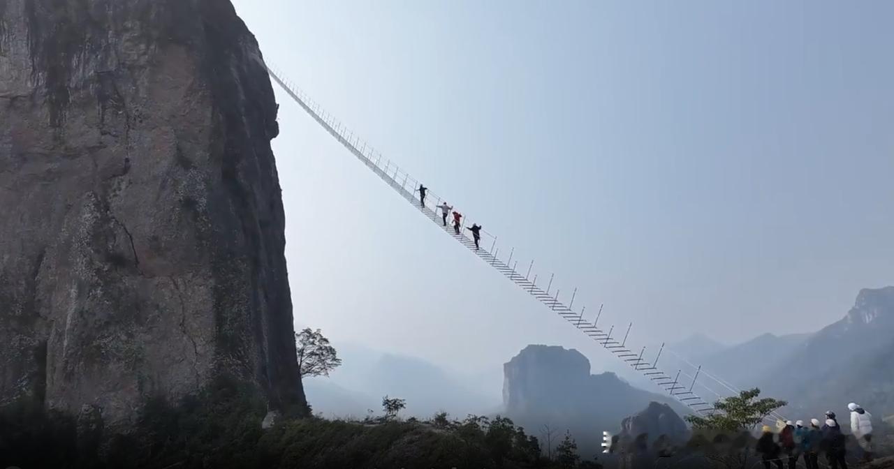 雁荡山飞拉天梯：亚洲第一绝壁，敢走完全程的都是勇士在浙江温州雁荡山沓屏峰，