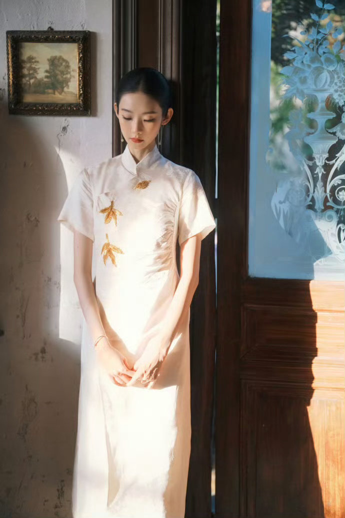 张艺凡民国美人张艺凡白玉兰民国旗袍的故事感风未起，她已如被轻念的往事。白玉兰旗