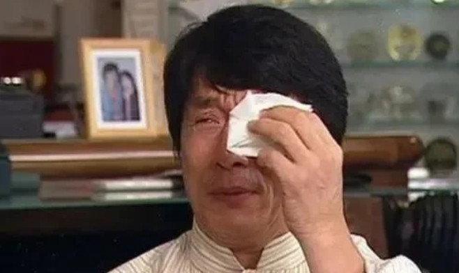 1971年，17岁的成龙与23岁的梁小龙为争夺女支女“9号”小姐大打出手，最终成