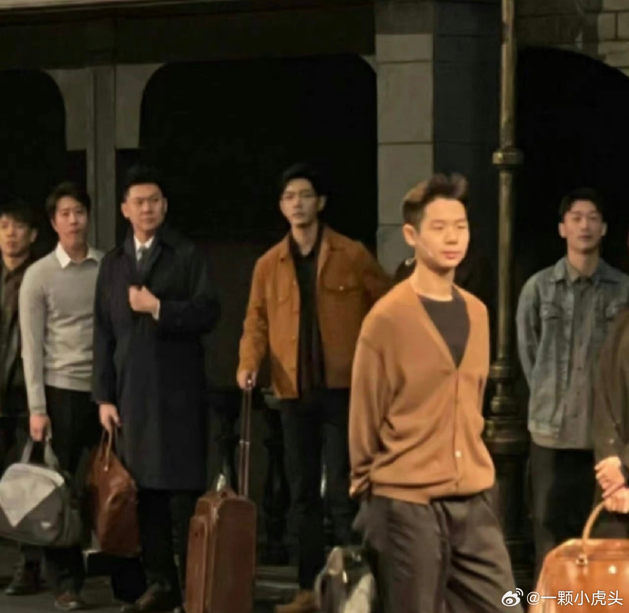 肖战像BJD娃娃一样，小头小脸精致五官。