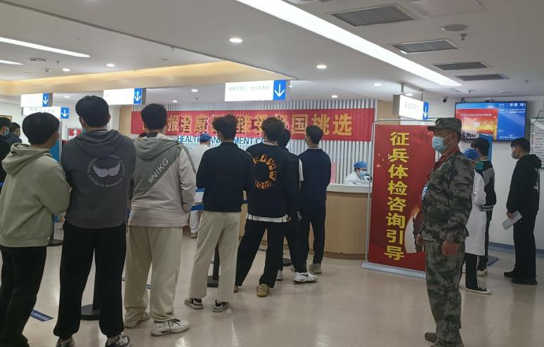 太意外了！重庆一名21岁青年主动报名参军，顺利通过体检和政治考核，满怀热血走进军