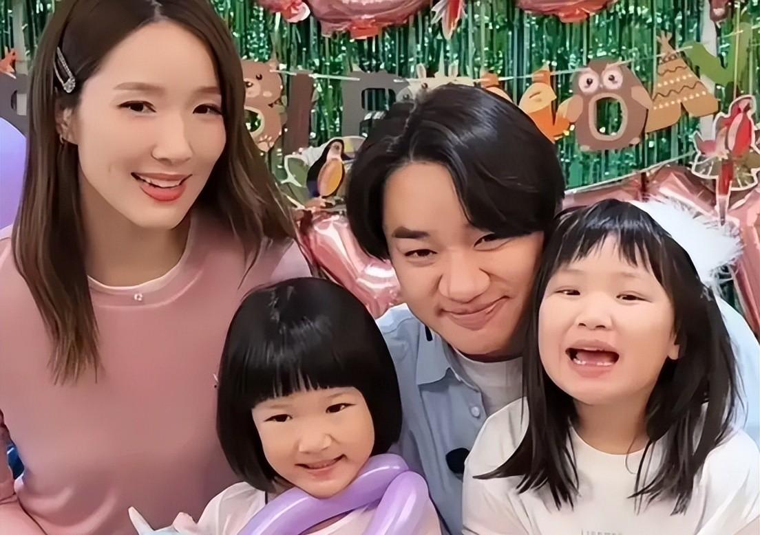 王祖蓝回香港了，上海房子卖了，女儿转学了，他现在管着二百多个艺人，不是退