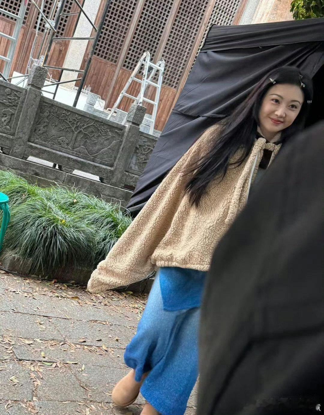 37岁景甜现身安徽小镇街头，穿得挺朴素，长发随意披在肩上。她皮肤白得发亮，身材圆润有曲线，表情娇俏灵