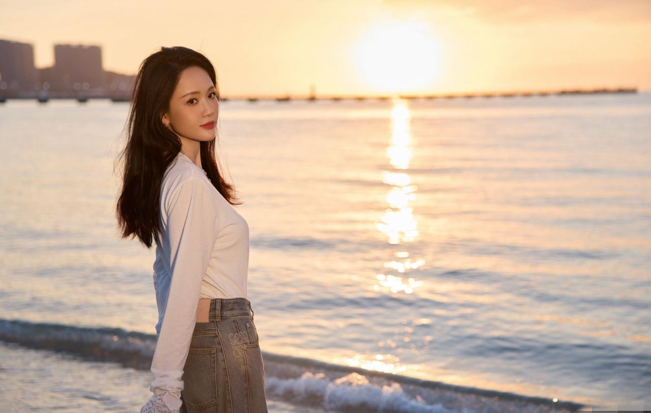 陈乔恩的锁骨上，蹲了只兔子。金色战袍，营业模式全开。她没藏着，直接摊牌：“拍