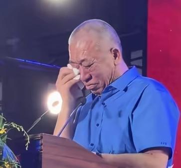 河南矿山崔培军今年的孝文化节，看哭了无数网友。往年孝宴，崔培军总会推着轮椅，接老