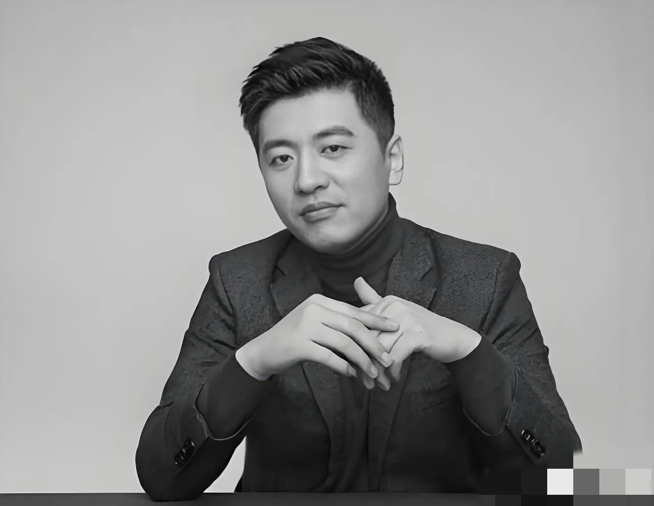 张雪峰只不过是一家个体企业的小老板，他的离世之所以这么轰动，还被多家央媒转述，并