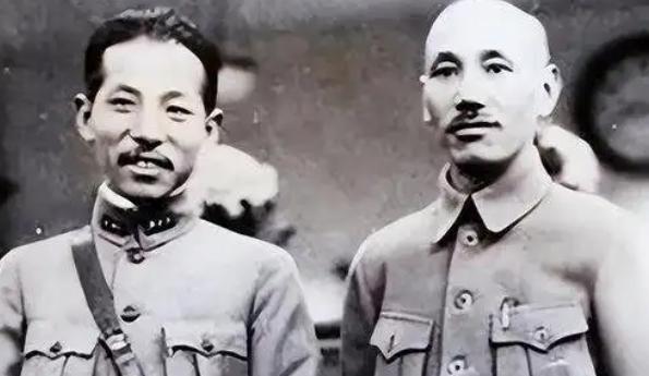 1975年4月，蒋介石躺在病床上，气若游丝。他突然抬眼看向宋美龄，艰难地开口：“