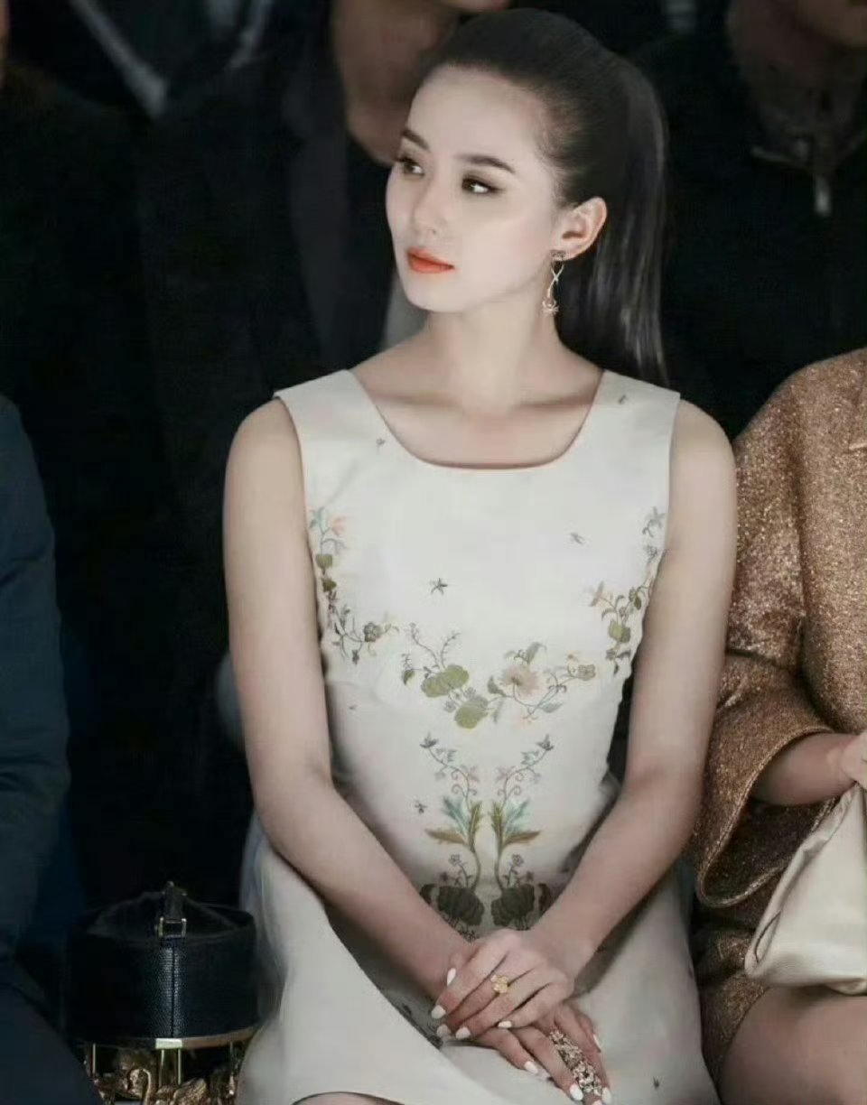 刘诗诗这才是真的大光明顶吧！现在很多人都涂发际线粉​​​​