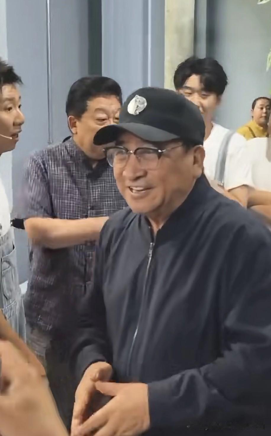 郭德纲原师娘现任老公的搭档、著名相声表演艺术家姜昆十分亲民，他每到一处，粉丝们都