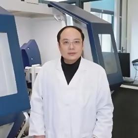 出现一则涉事高校的无章通报，说认定郭某学术不端，已解聘。郭某以前还是学校里的那