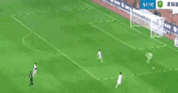 武汉三镇门将方镜淇这波失误，把多少中超球迷看傻了。2026赛季中超首轮，武