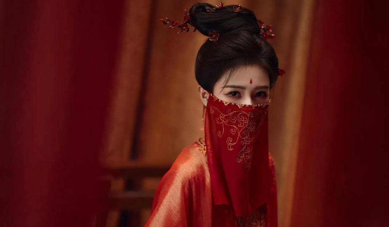 白鹿：瘦出角色灵魂，李佩仪美飒出圈2025年，白鹿为塑造《唐宫奇案之青雾风鸣