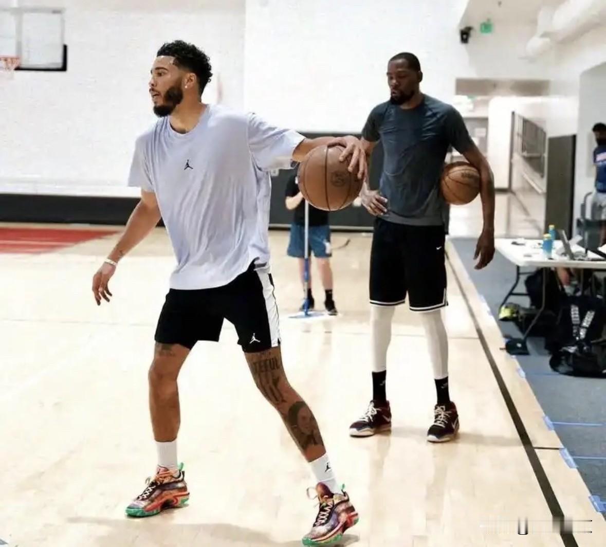 NBA历史上没有跟腱断裂之后还能获得MVP的球员……杜兰特也不能！！所以如果