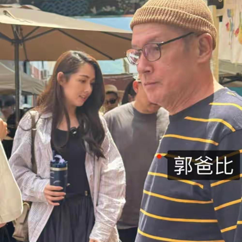 郭碧婷爸爸绝对是个被严重低估的搞笑奇人。一般的人家如果女儿嫁入豪门，一定会诚惶