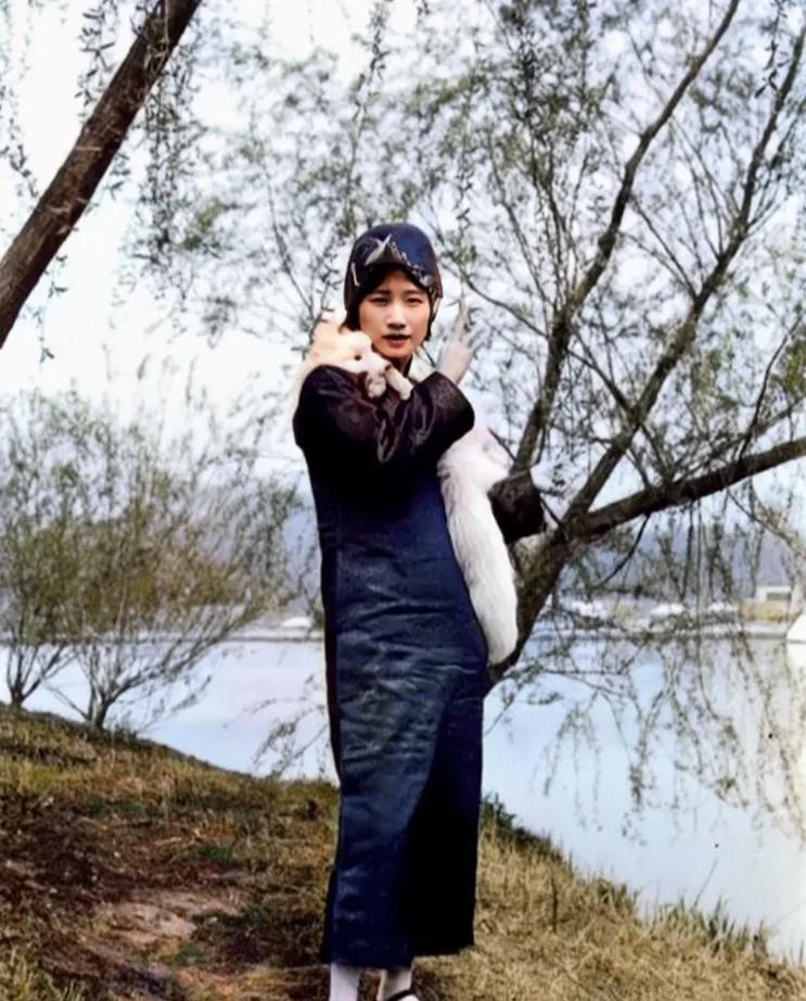 这是1930年27的陆小曼真实容貌，不是演员扮演的！而是货真价实的本人。大家不要