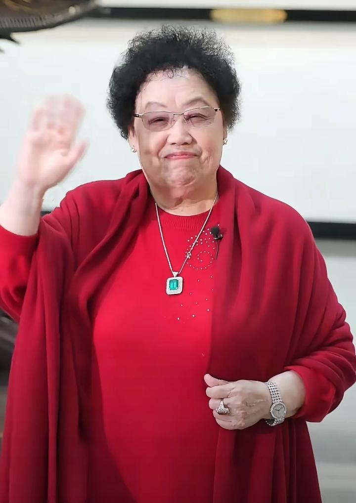 最近刷到中国紫檀博物馆的最后一条视频，真的越看越破防。视频里陈丽华在镜头前，笑容