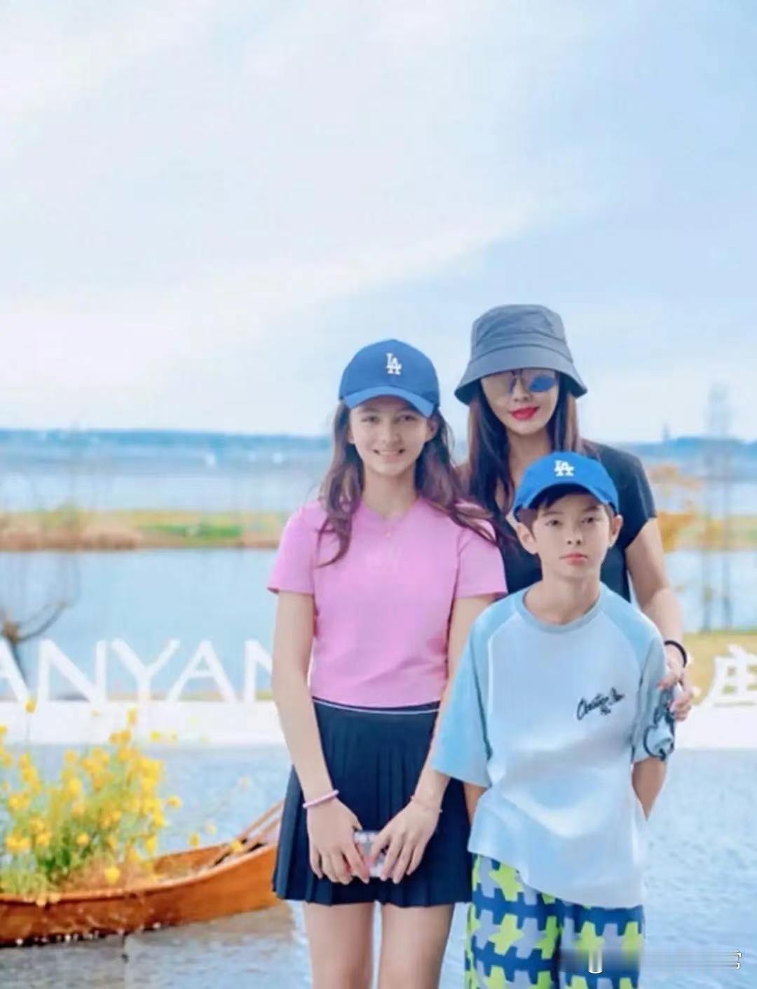马雅舒晒女儿，米雅比小酒窝还会长，才12岁颜值相当哇塞！马雅舒晒女儿，米雅比小