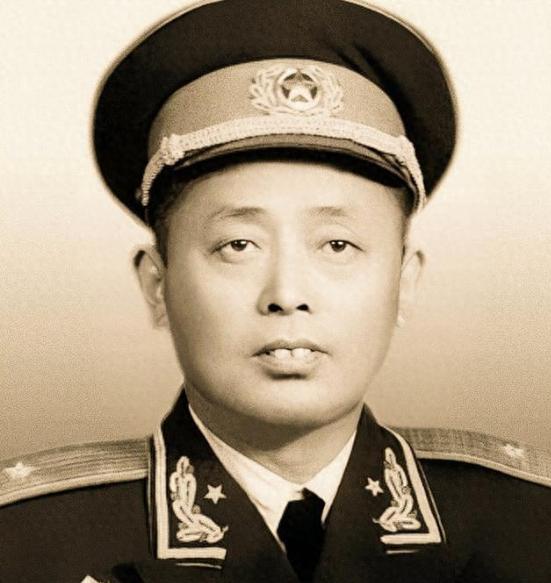 1949年，二野四兵团途经麻城时，一个盲人老太太走了过来，询问儿子的下落，陈赓笑