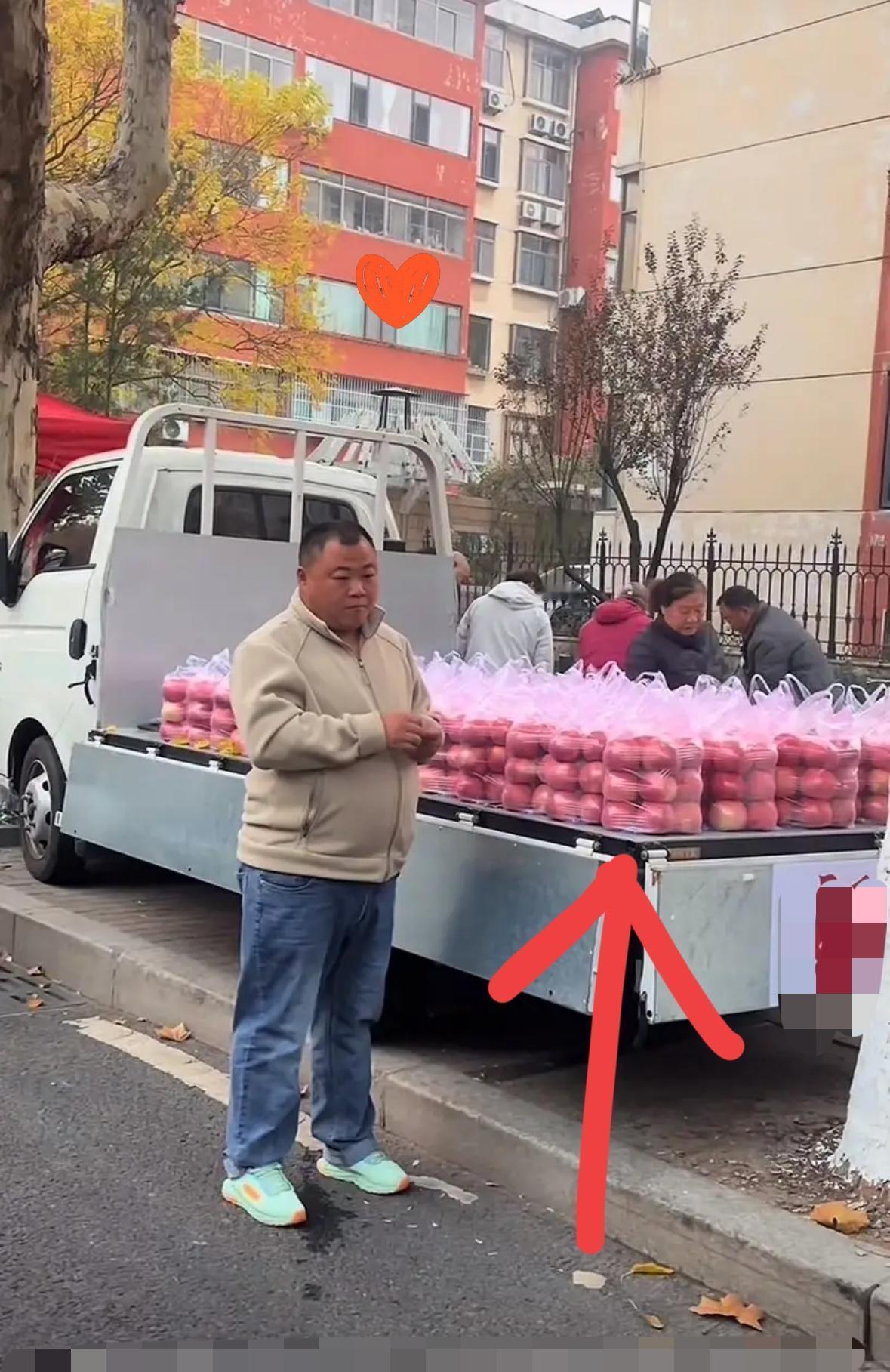 淄博苹果哥也太绝了！问了淄博的大学同学，他说那苹果摆得何止整齐，连果梗朝向都一模