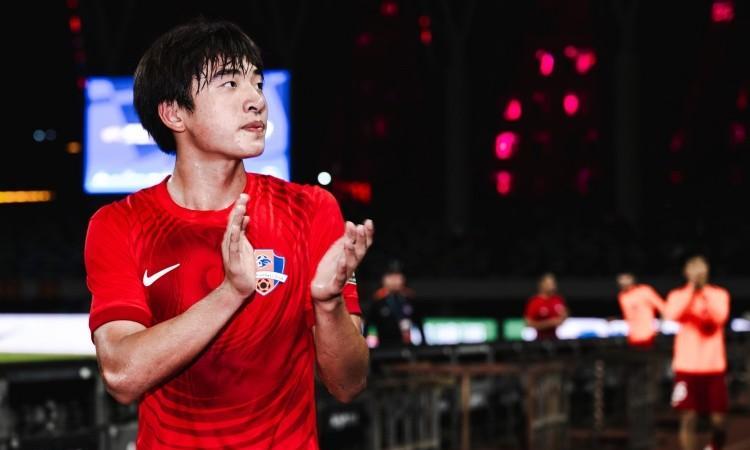 恭喜中国足球，终于有人加盟五大联赛球队了！据直播吧报道，17岁将以“委培”的方式