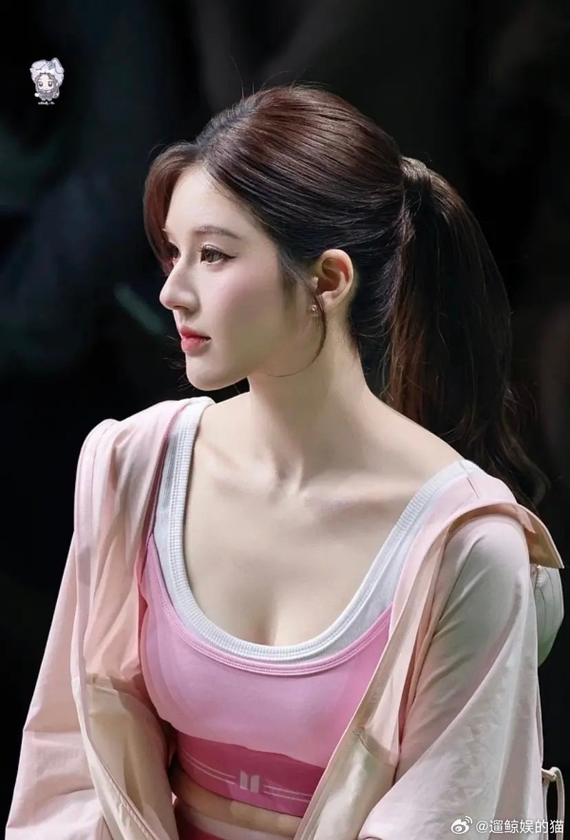 不比没感觉，放在一起以前很可爱，是会红的甜妹脸。。。