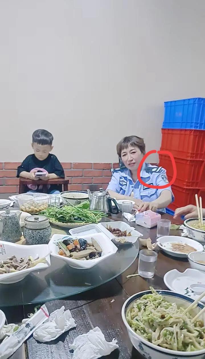 这位女士从肩章来看是什么级别的领导