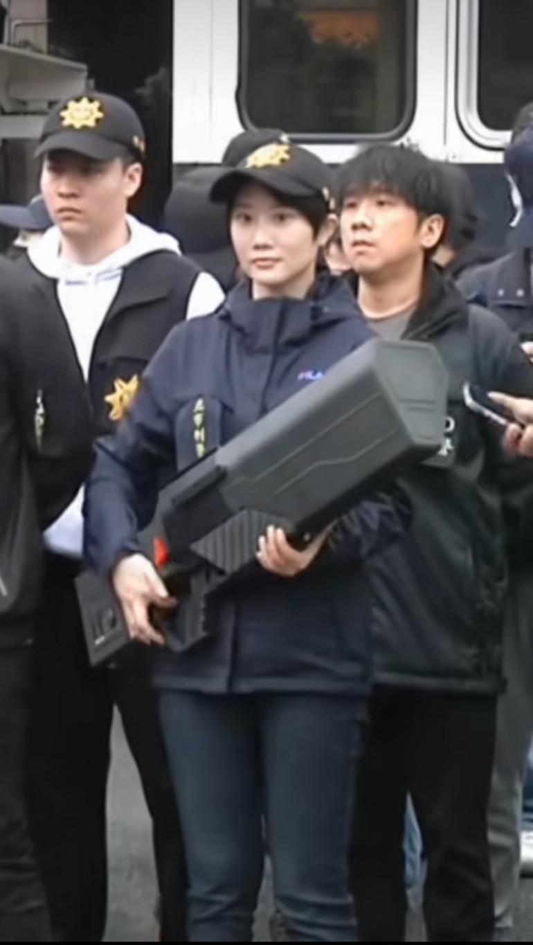 宝岛台湾台北市警察是这样的，她手拿的是h1d-单兵手持式无人机察打一体设备反制枪