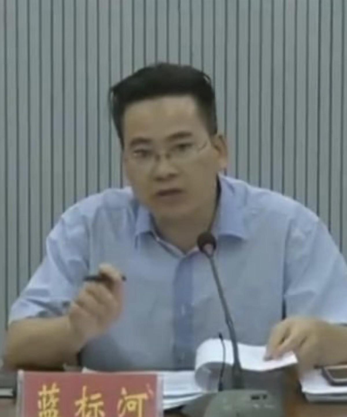 蓝标河，把命交给了扶贫的瑶族干部，44岁就停在了岗位上。他微信名改得硬气——“向