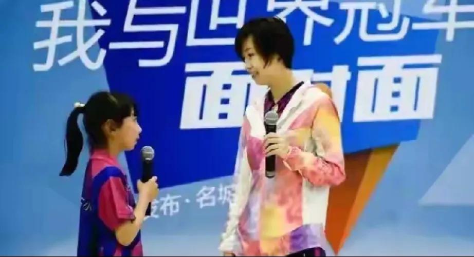 “大魔王”张怡宁13岁女儿徐俏俏，如今成了夫妻俩的骄傲！这小姑娘，骑马、钢琴、国