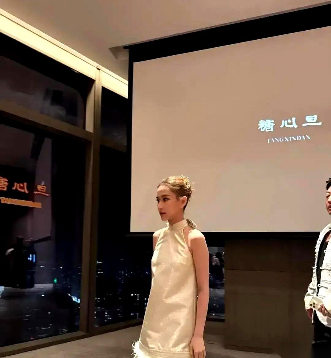 那张桌子，旁边刚拍下3280万的捐款。何超莲那边话音刚落，李湘就把女儿王诗龄往