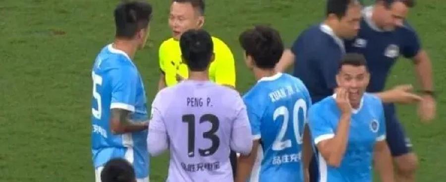 于睿第14分钟一脚踩下去，红牌。周定洋第39分钟一张黄牌。玄智健第70分钟又一张
