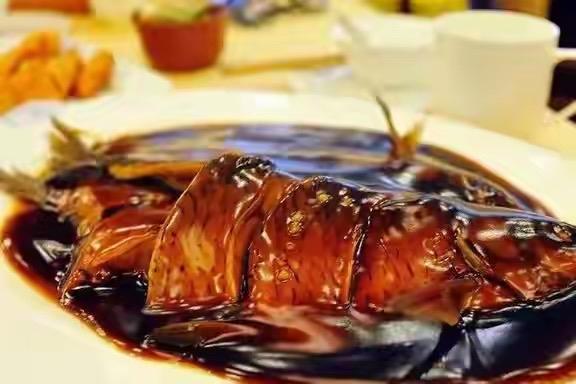 为什么西湖醋鱼从一道名菜变成了难吃的代名词？聊一个角度：醋不稀罕了。不是