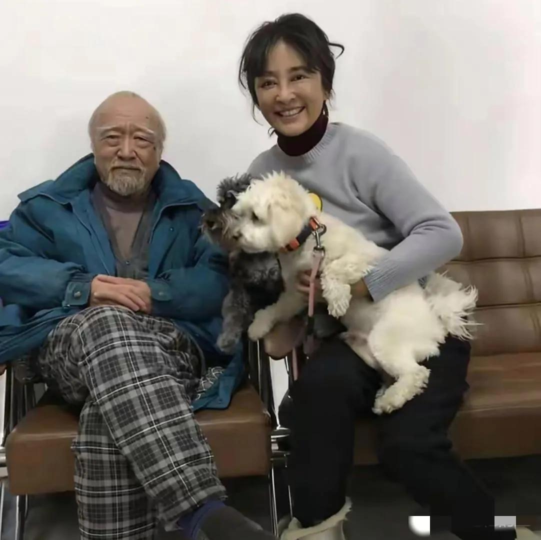 哇塞，画面中身穿格子裤的李保田须发皆白，眉眼耷拉，皱纹粗粝，身矮怕冷，老年斑醒目