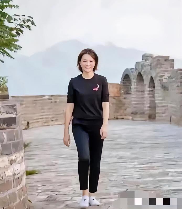 她比倪萍知性，她比周涛漂亮，她比海霞优秀，这个央视主持人，大美女一枚，你们认识她