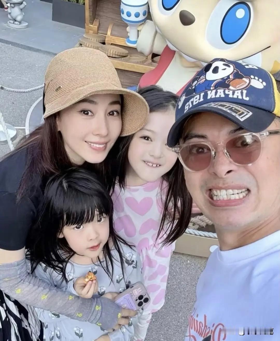 樊少皇一家出游被偶遇，镜头里最抢镜的不是武打明星本人，而是他的两个女儿——颜值实