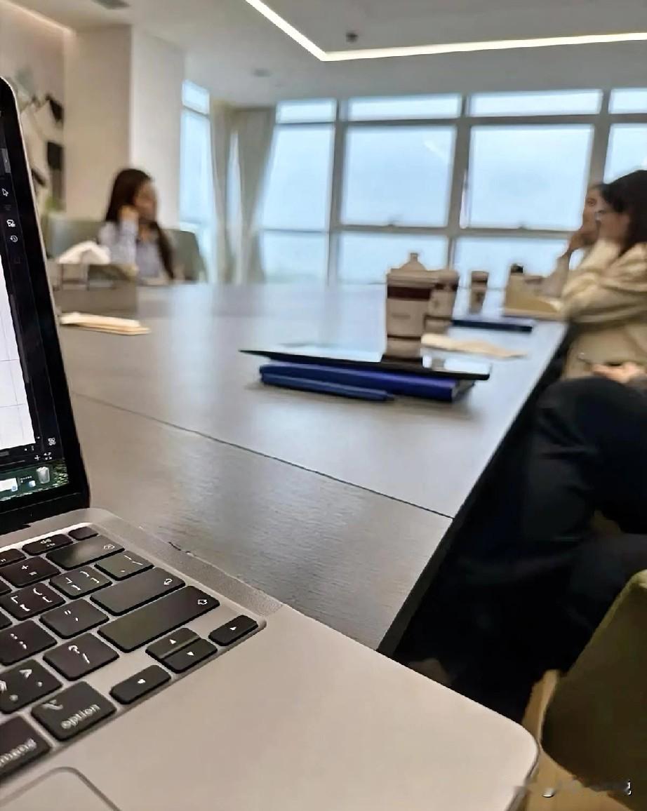 看到一个挺偏激的言论：现在的就业市场完全是被35岁+的中年人给搞乱的[打脸]比如