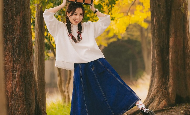 一直暗恋着你的女人，在你面前会变得小心翼翼，凡事都很谨慎。她们希望吸引你的关注