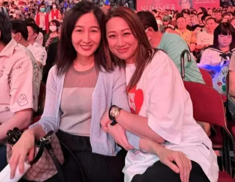 61岁关咏荷看演唱会。61岁啊，都不敢想象关咏荷已经是奶奶了。不，应该是姥姥，记