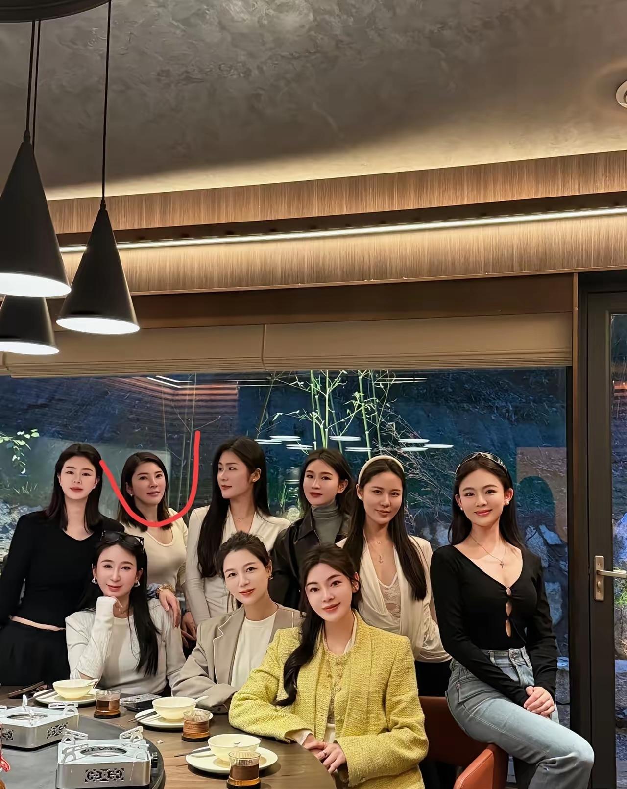 左边的第二个美女，很多男人的梦想吧。娶回家做老婆，但是吧，现在的女孩一脸的科技，