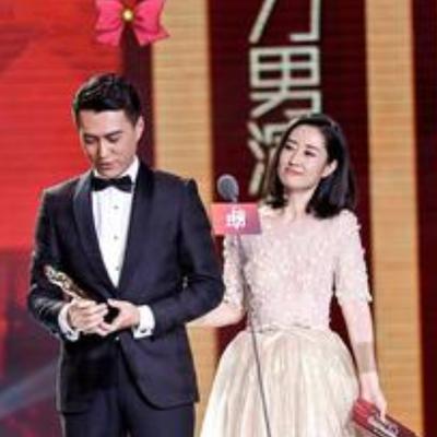 1998年，18岁的靳东饿着肚子拍戏，同组刘敏涛没多想，把一天60块片酬全买了三