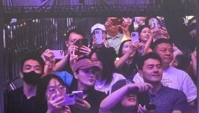 馨予何捷现身张碧晨演唱会，两人情侣穿搭，结婚7年愈发甜蜜