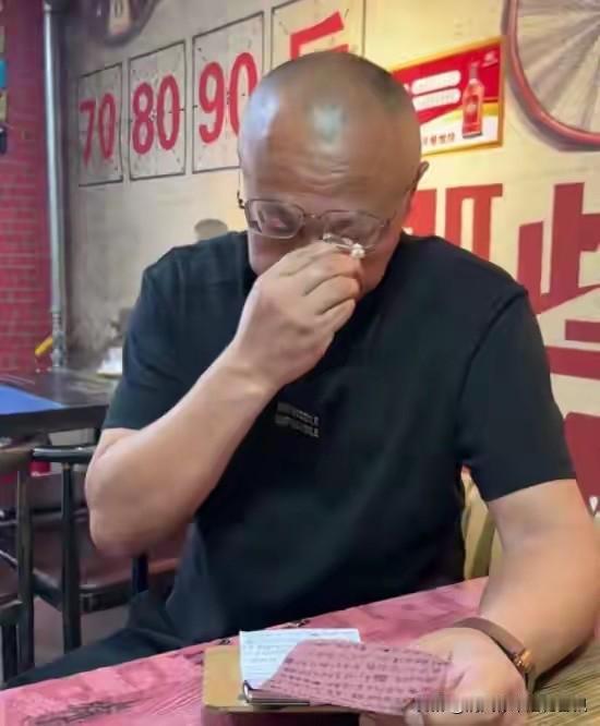 女子给狗撸串后续：老板含泪销毁所有食材，网友：赔钱！“我们两口子快50岁了，