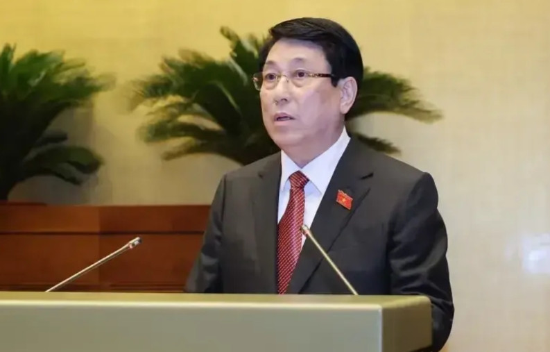 越南二把手梁强与一把手苏林年龄相差一岁，但梁强看起来年轻很多，感觉至少差五岁。苏