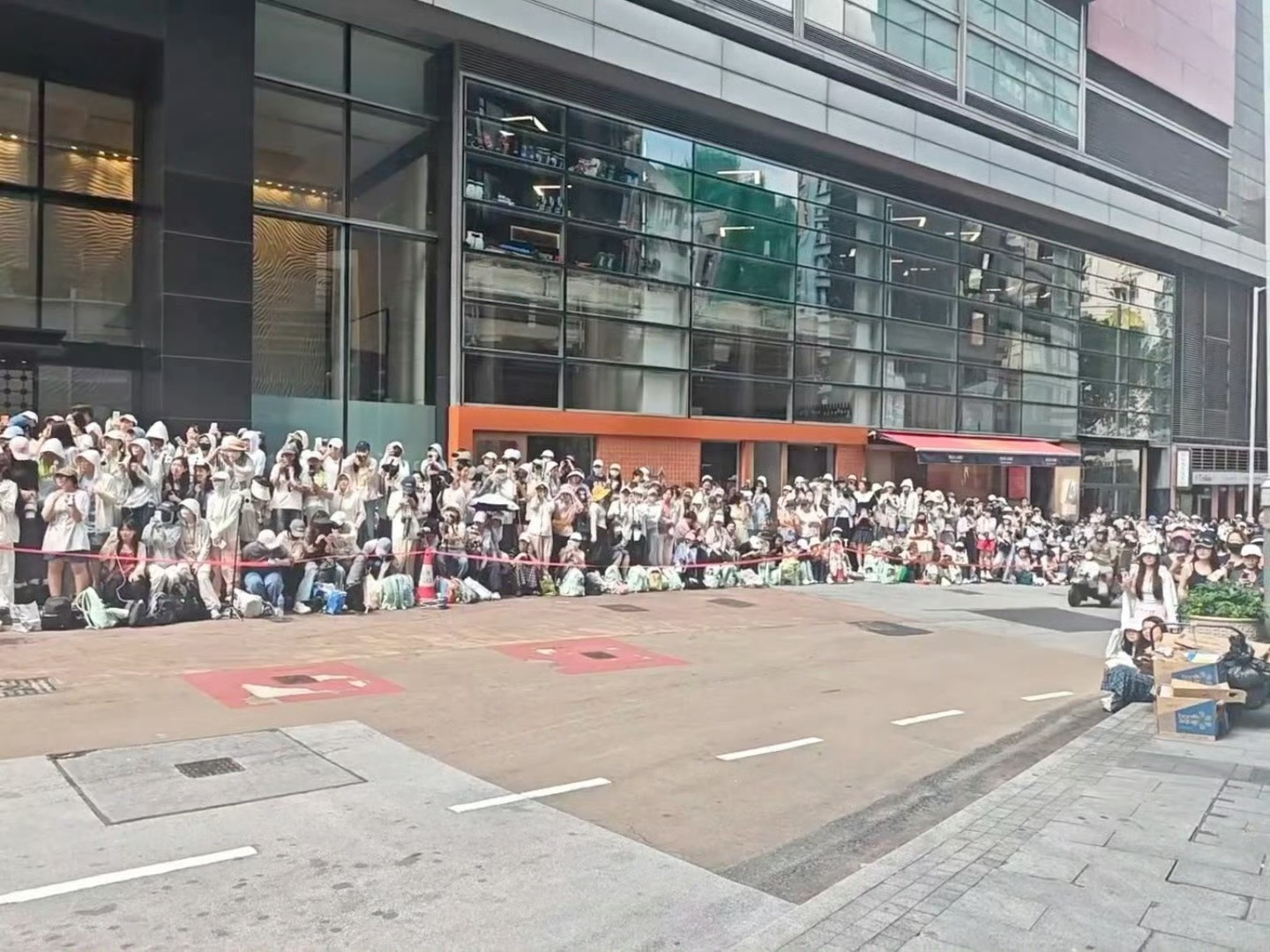 港媒爆成毅带动香港旅游经济，形容为宽肩窄腰、倒三角胸肌大加大长腿行走的荷尔蒙，哈